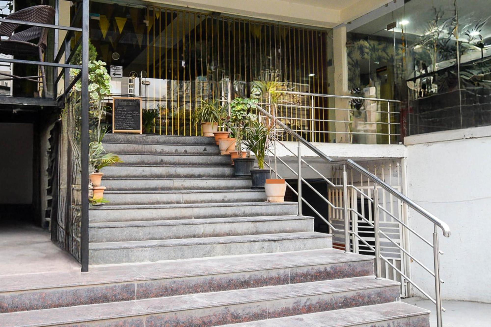 Super Townhouse Madhapur 100 Feet Road Formerly Jkc Grand Hajdarábád Exteriér fotografie